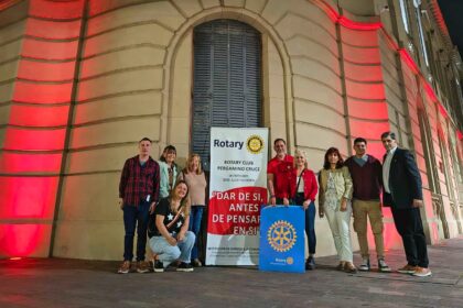La Municipalidad se iluminó de rojo en el marco de la Lucha contra la Poliomielitis