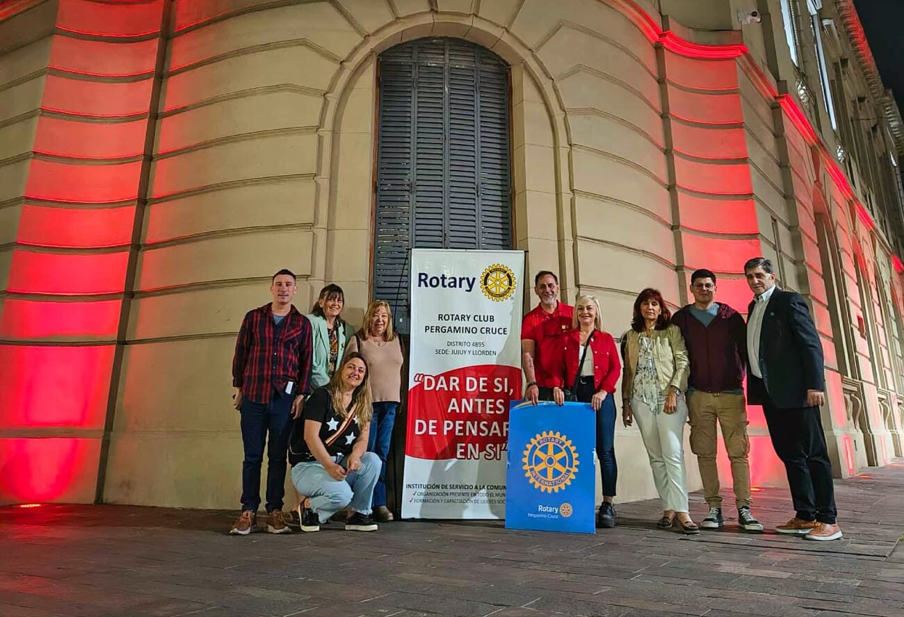La Municipalidad se iluminó de rojo en el marco de la Lucha contra la Poliomielitis