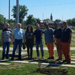 Excombatientes participaron de la reforestación del monumento en su honor