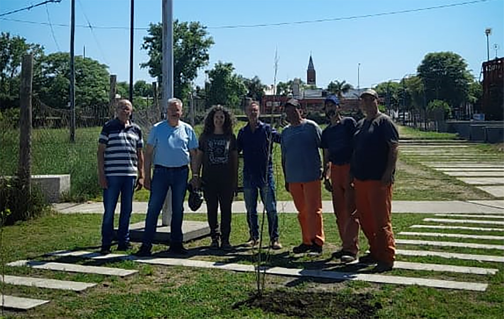 Excombatientes participaron de la reforestación del monumento en su honor