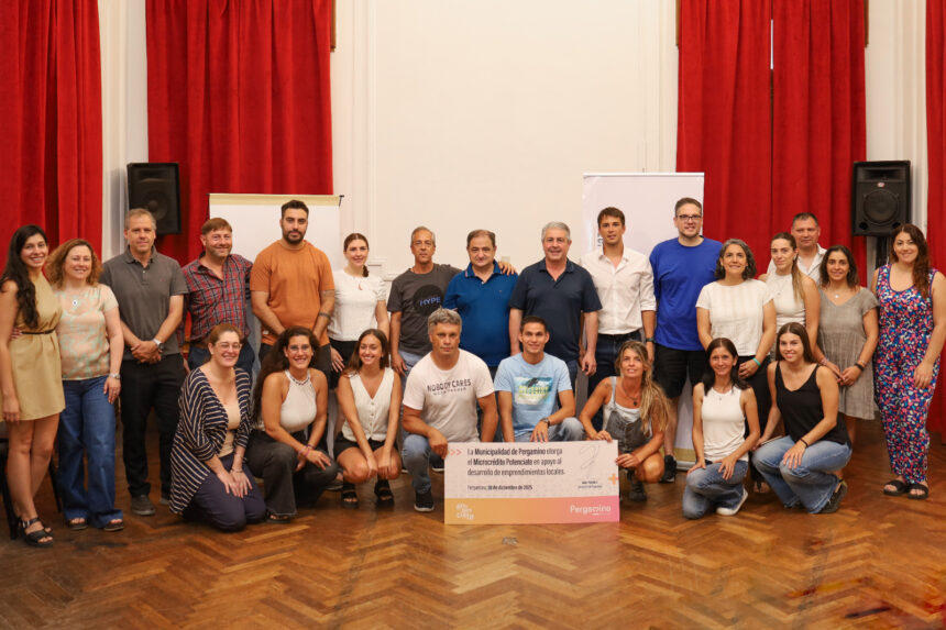 Microcréditos: el Intendente entregó más de 30 millones de pesos a emprendedores de la ciudad