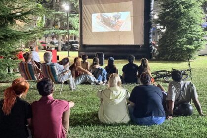 Gran convocatoria en la primera función de “Cine bajo las estrellas”