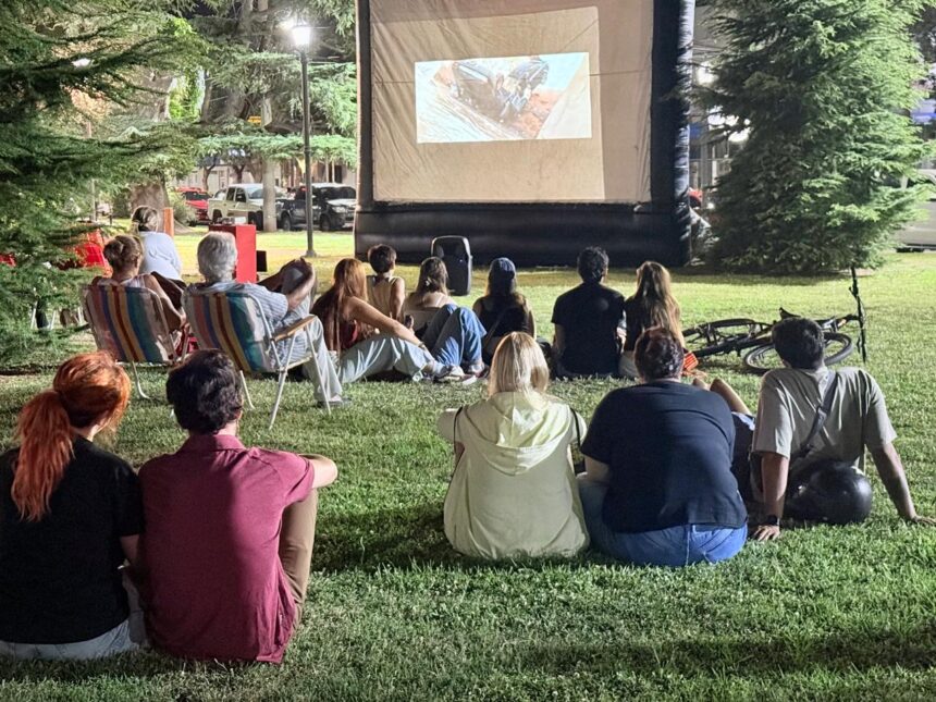 Gran convocatoria en la primera función de “Cine bajo las estrellas” Gran convocatoria en la primera función de “Cine bajo las estrellas”