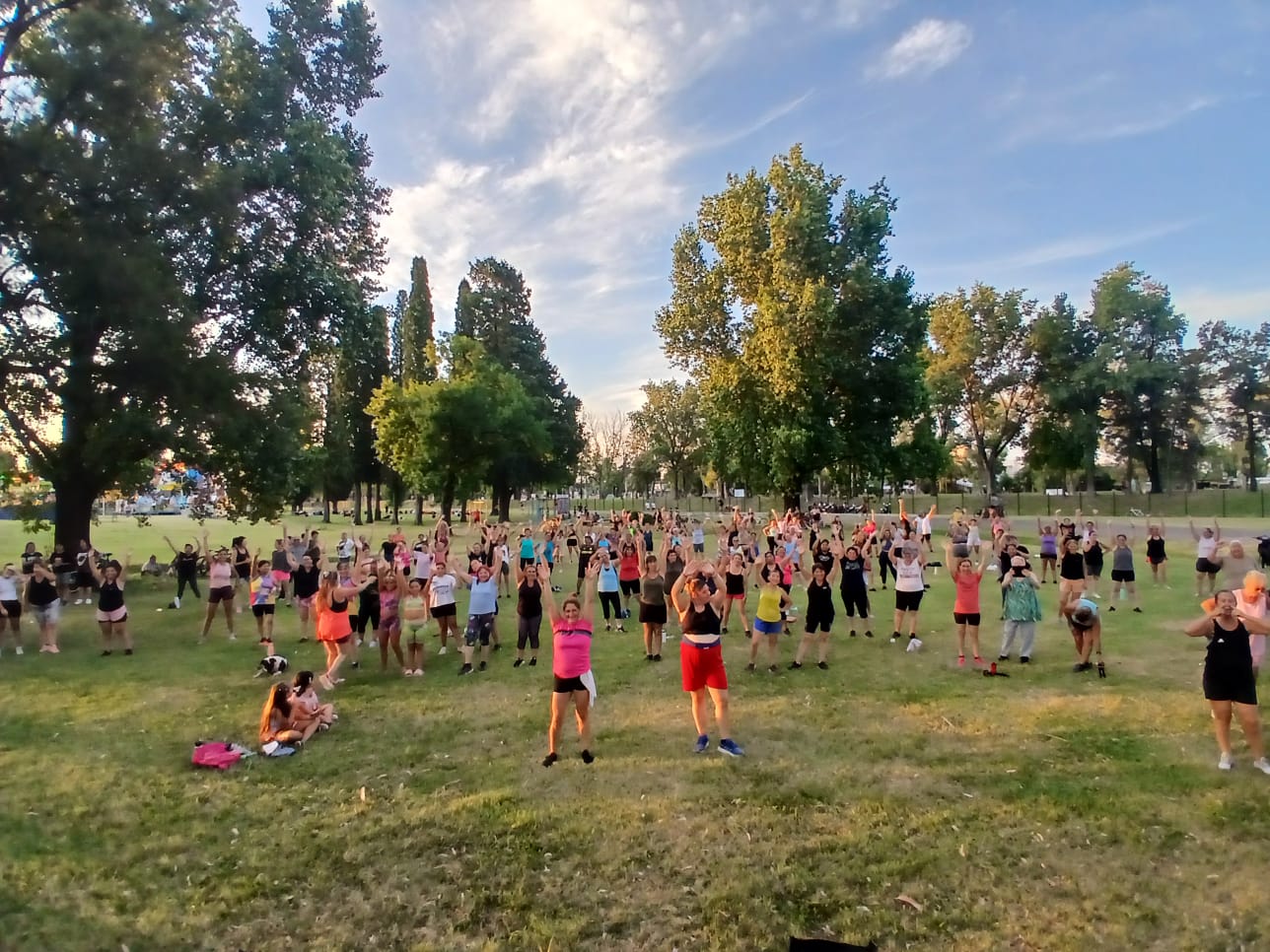 Clases abiertas de Zumba: “Pergamino se mueve” arrancó con todo