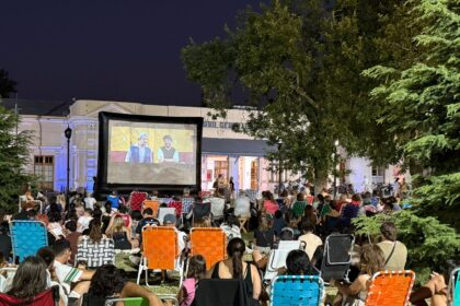 Cine bajo las estrellas: más de 300 pergaminenses disfrutaron de una noche de cine al aire libre