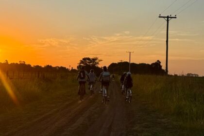 Atardecer, historia y bicicletas: una experiencia compartida en Mariano Benítez