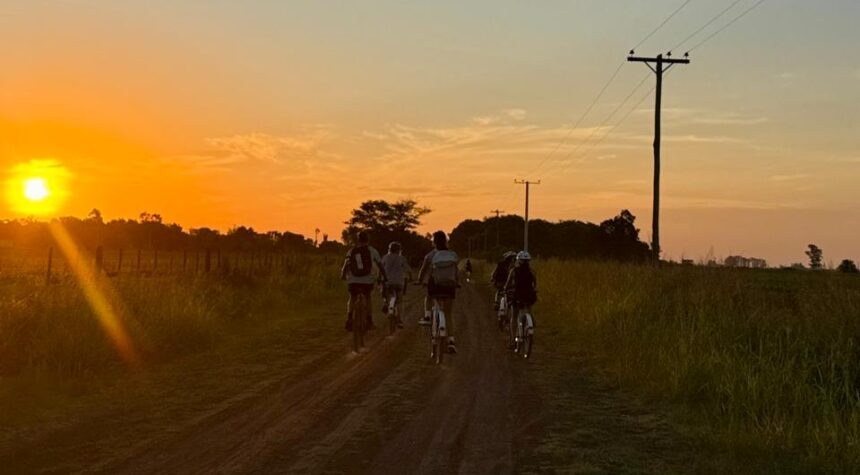 Atardecer, historia y bicicletas: una experiencia compartida en Mariano Benítez