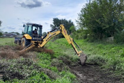 Limpieza de canales para mejorar el drenaje en barrio Jorge Newbery