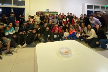 Alumnos del taller de pintura de la Tercera Edad entregan mural a ENVION