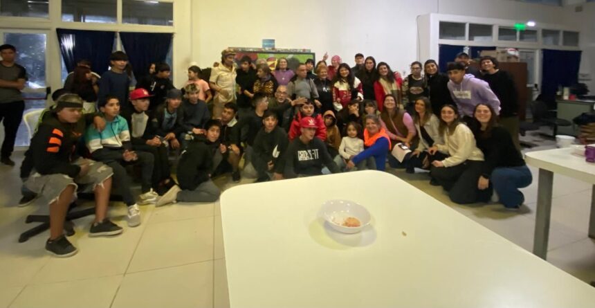 Alumnos del taller de pintura de la Tercera Edad entregan mural a ENVION