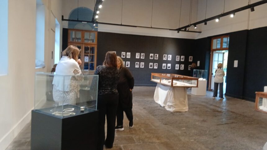 Continúa la muestra del Maestro orfebre Javier Gorosito “Raíz” en el Museo Municipal de Pergamino