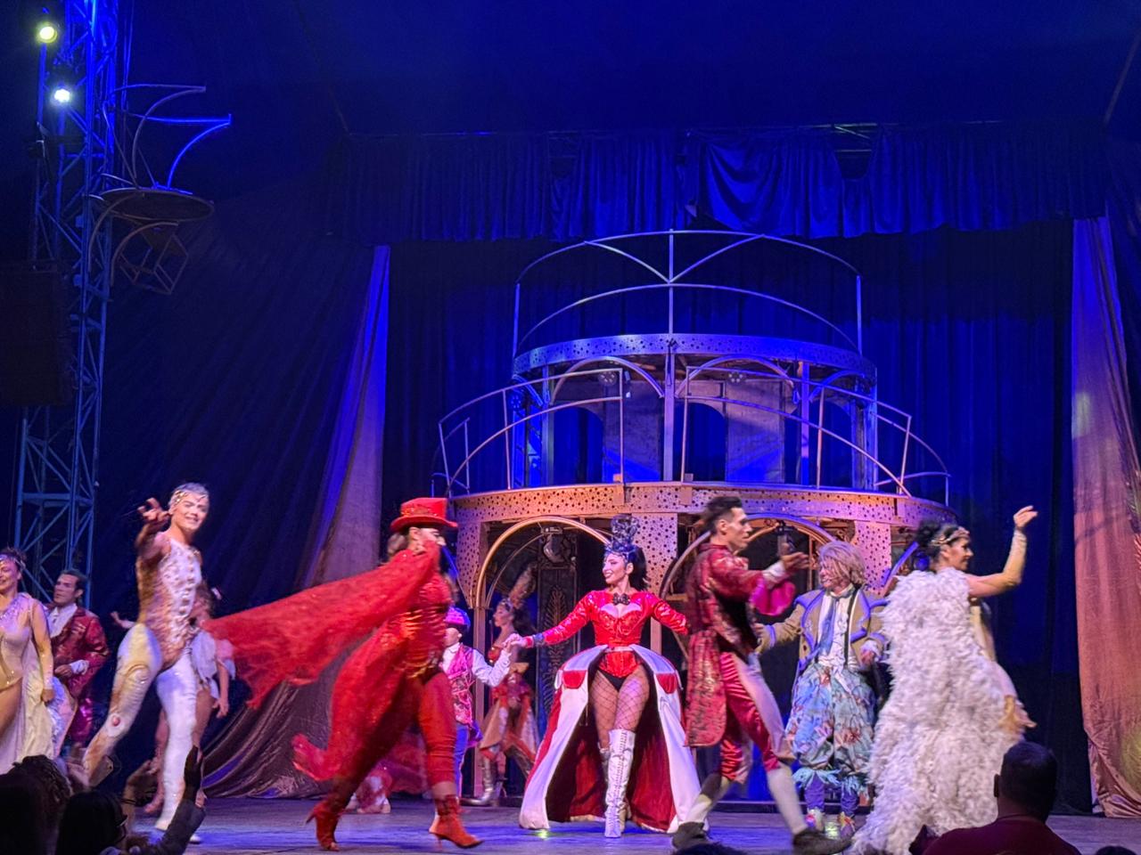 Adultos mayores disfrutaron de una emotiva salida gratuita al Cirque XXI