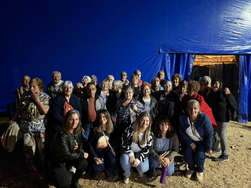 Adultos mayores disfrutaron de una emotiva salida gratuita al Cirque XXI