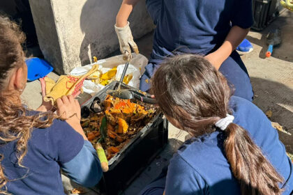 Aprender haciendo: jornada de compostaje en la Primaria Monseñor Scalabrini