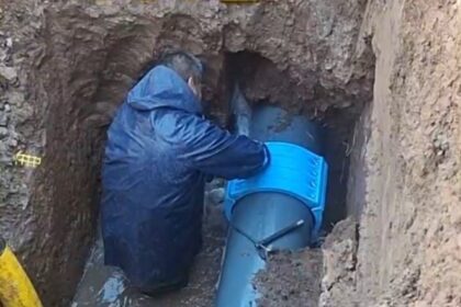 Obras Sanitarias reparó una cañería principal en el Barrio Santa Julia Obras Sanitarias reparó una cañería principal en el Barrio Santa Julia