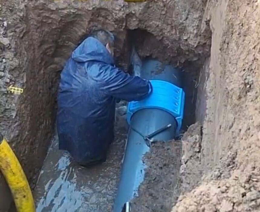 Obras Sanitarias reparó una cañería principal en el Barrio Santa Julia Obras Sanitarias reparó una cañería principal en el Barrio Santa Julia