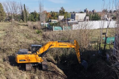 Trabajos de limpieza desagües pluviales en barrio 25 de Mayo