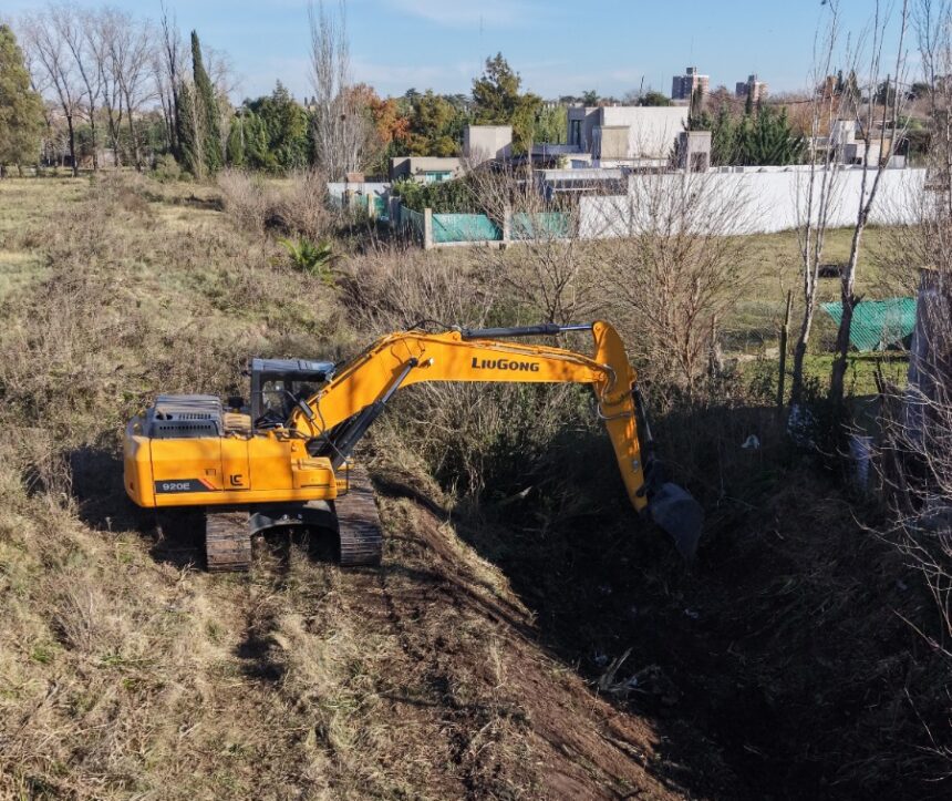 Trabajos de limpieza desagües pluviales en barrio 25 de Mayo