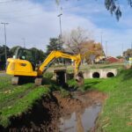 Tareas de mantenimiento y limpieza  de canales pluviales en distintos barrios