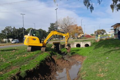 Tareas de mantenimiento y limpieza  de canales pluviales en distintos barrios