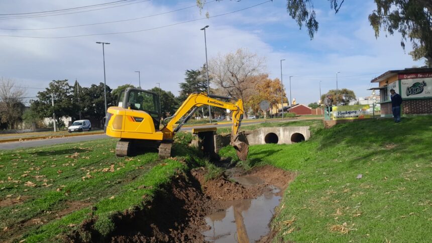 Tareas de mantenimiento y limpieza de canales pluviales en distintos barrios Tareas de mantenimiento y limpieza de canales pluviales en distintos barrios