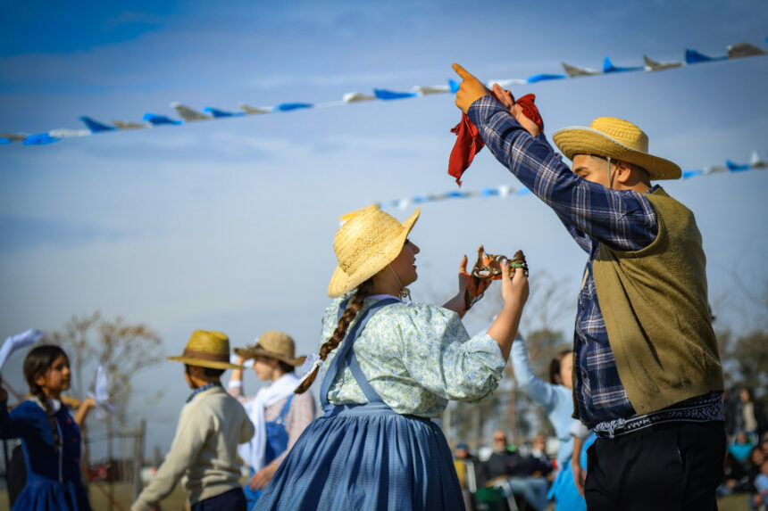 El sol acompañó y la Peña del 9 de Julio reunió a cientos de familias en una gran celebración de la Independencia El sol acompañó y la Peña del 9 de Julio reunió a cientos de familias en una gran celebración de la Independencia