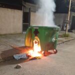 Incendiaron dos contenedores verdes en Barrio Centenario Incendiaron dos contenedores verdes en Barrio Centenario