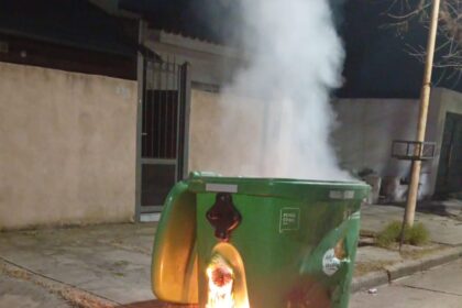Incendiaron dos contenedores verdes en Barrio Centenario
