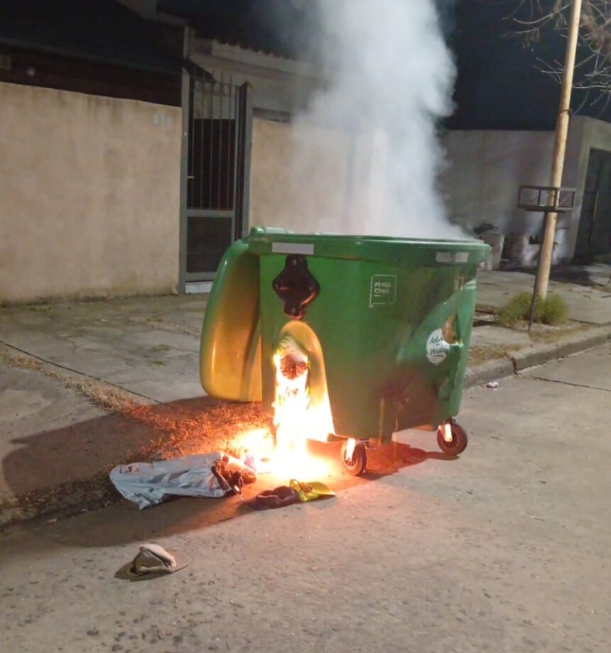 Incendiaron dos contenedores verdes en Barrio Centenario Incendiaron dos contenedores verdes en Barrio Centenario