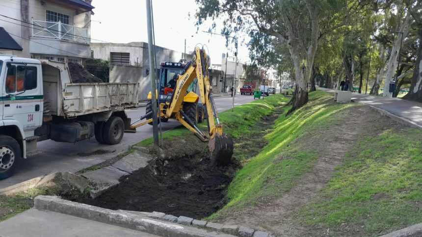 Continúan los trabajos de mantenimiento y limpieza de desagües pluviales Continúan los trabajos de mantenimiento y limpieza de desagües pluviales