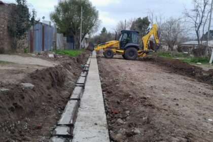 Obras de cordón cuneta y asfalto en diferentes barrios de Pergamino