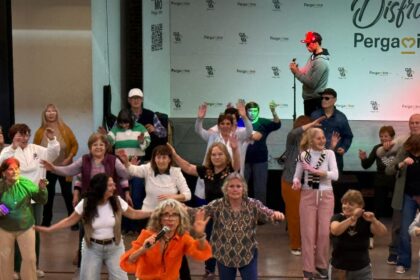 Más de 300 adultos mayores disfrutaron a pura música, baile y humor Más de 300 adultos mayores disfrutaron a pura música, baile y humor