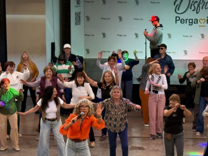 Más de 300 adultos mayores disfrutaron a pura música, baile y humor Más de 300 adultos mayores disfrutaron a pura música, baile y humor